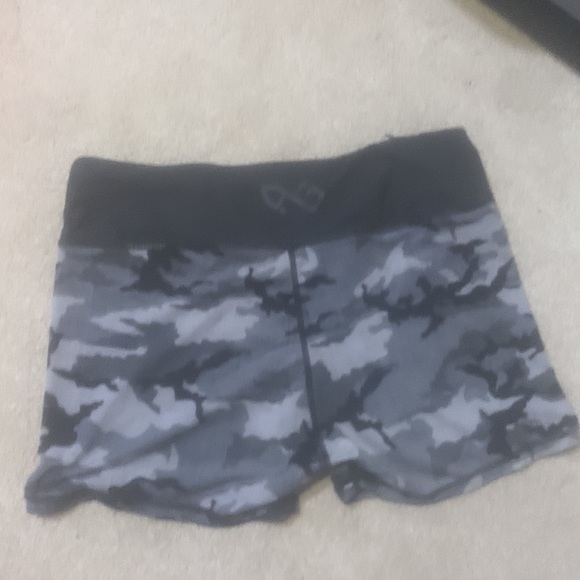 Black camo shorts - Picture 2 of 5